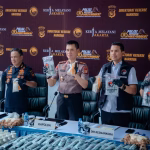 Polisi Bagikan Minuman dan Makanan Ringan kepada Mahasiswa Peserta Aksi di Medan Merdeka Selatan